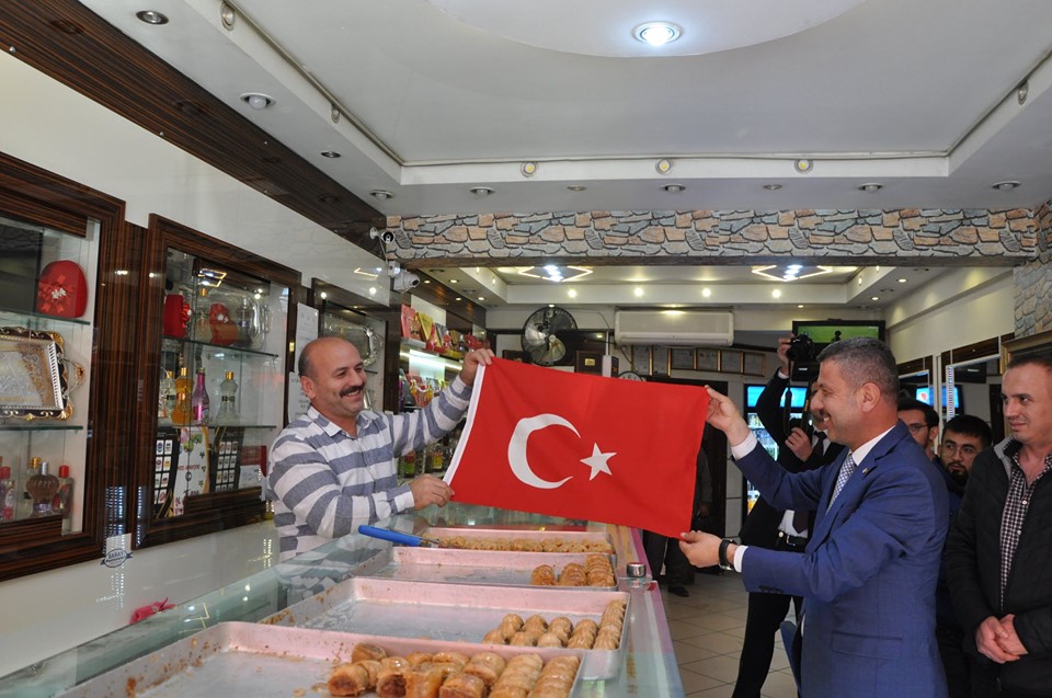 Esnaflarımıza Türk Bayrağı verildi. Ne güzel tablo